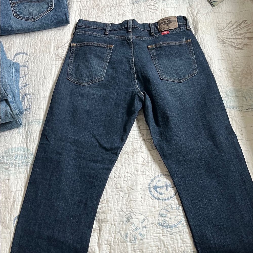 Wrangler Men's Classic Denim Jeans - Picture 8 of 9